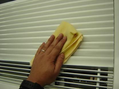 O gabinete da cortina de ar deve ser limpo com um pano húmido e com detergente que não seja agresivo. Não usar sabão cáustico nem ácidos.