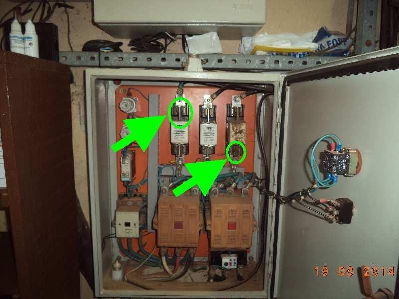 85,8 87,9 87,9 Retirar Fusiveis NH e T, limpar oxidações nos contatos, verificar mola de pressão nas bases, principalmente nos encaixes da entrada Fase R e saida.