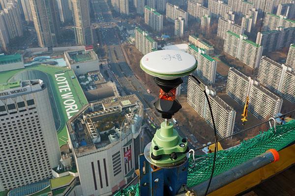 Exemplo: CONSTRUÇÃO DO LOTTE WORLD TOWER Seul, Coréia do Sul - 555m de altura, ~120 andares -Integração