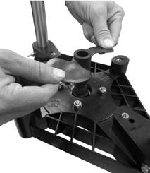 c) Gire ligeiramente o conjunto do corpo da fonte para alinhar os quatro parafusos ¼-20 x 3-3/4 nos furos da base de montagem.