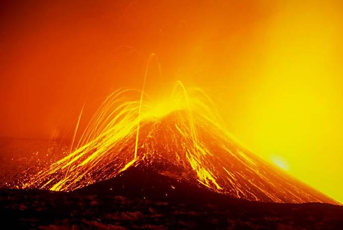 ROCHAS ÍGNEAS a) Condições geológicas Rochas Extrusivas (Vulcânicas ou efusivas)- magma extravasa