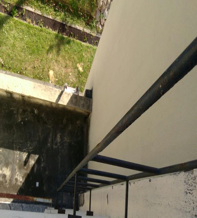 Figura 15: Tampa da Galeria A escada de acesso à laje da caixa de água em processo de oxidação é uma anomalia