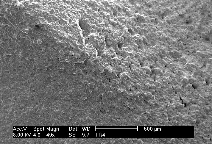 Figura 10: Superfícies de fratura dos corpos-de-prova temperados e revenidos ensaiados em fadiga, observadas por microscopia eletrônica de varredura.