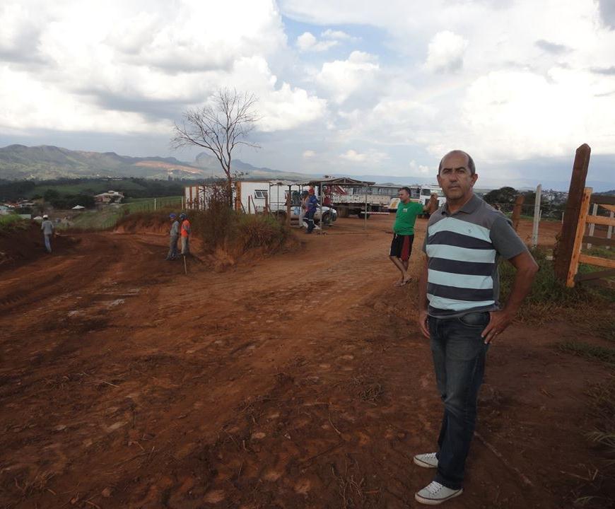 VEREADOR PROF. HIDERALDO ACOMPANHA OBRAS O Vereador Prof. Hideraldo acompanhou as obras da pavimentação da estrada da Conquistinha, que teve seu início na segunda feira do dia 31 de março de 2014.