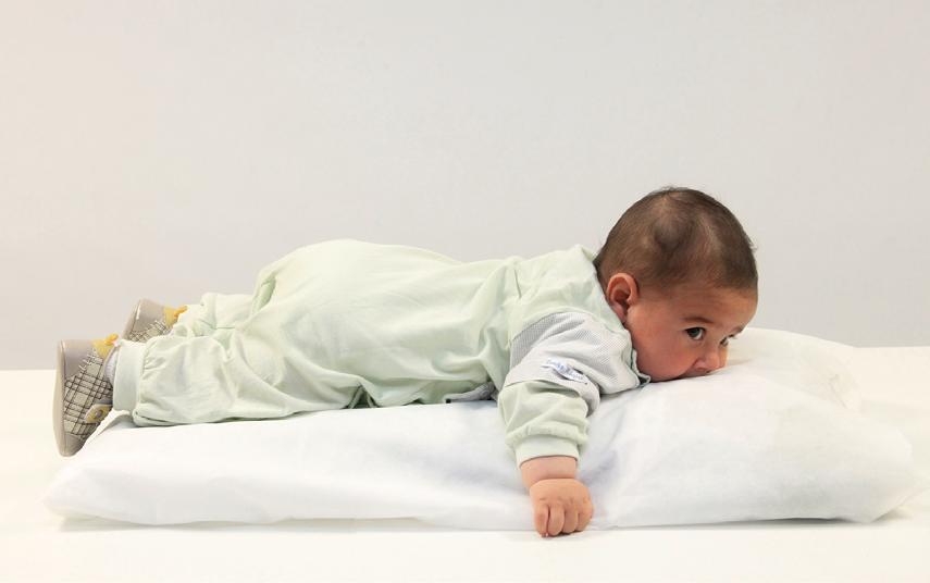 Drenagem posterior Sobre um travesseiro, ou no colo da mãe, coloque o bebê de bruços.