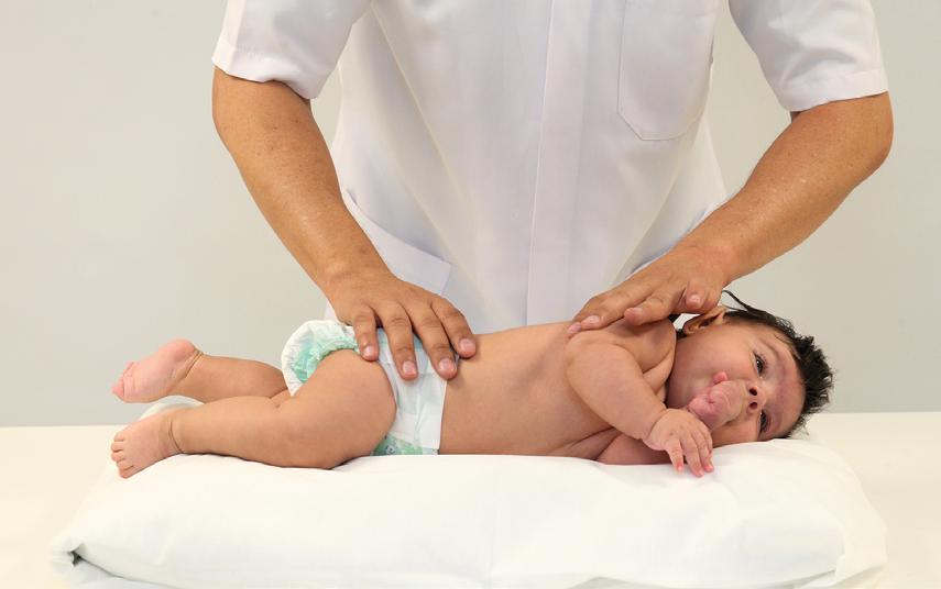 Drenagem lateral Sobre um travesseiro, ou no colo da mãe, coloque o bebê deitado sobre o lado esquerdo.
