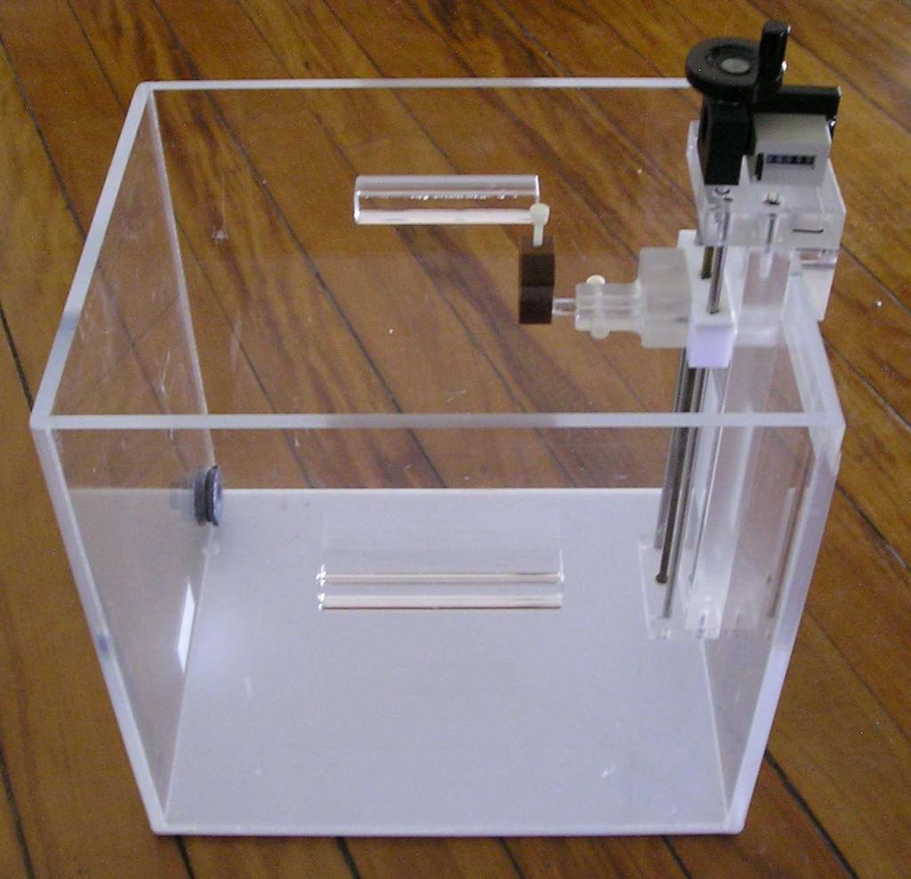 3.2 - Sistemas dosimétricos 3.2.1 - Objetos simuladores No presente trabalho foram utilizados dois tipos diferentes de objeto simulador (fantoma): o tanque de acrílico e de placas plásticas.