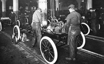 O Fordismo recebeu este nome em homenagem ao seu criador, Henry Ford. Este instalou a primeira linha de produção semi automatizada de automóveis no ano de 1914.
