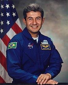 PRIMEIRO ASTRONAUTA BRASILEIRO O primeiro astronauta brasileiro se chama Marcos Pontes. Ele nasceu no dia 11 de março de 1963 em Bauru. Sempre gostou de aviões.