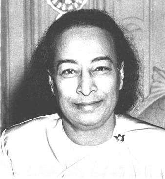 Paramahansa Yogananda: «la última sonrisa» Esta foto foi capturada de uma hora antes de seu mahasamadhi (de abandonar o corpo feito conscientemente por um yogi), em 7 de março de 1952, em um banquete