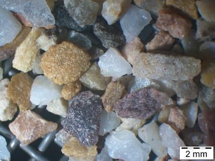 Figura 2: Observação microscópica da areia lavada de areeiro A areia de seixo britado, da zona de Foros de Benfica, apresenta cor predominantemente