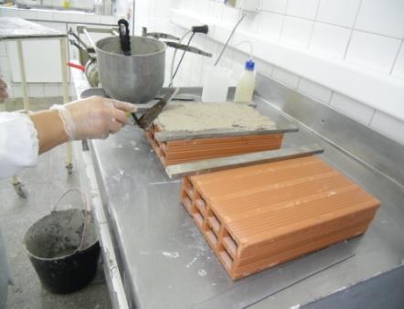 Quanto à produção dos provetes sobre tijolos, também desenvolvidas em laboratório, com a finalidade de evitar a absorção de água de amassadura por