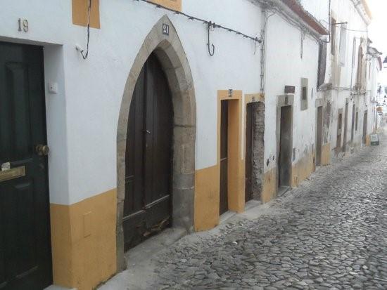 Como em todas a vilas e cidades em Portugal, Évora tinha uma comunidade judaica bastante grande