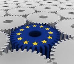 O MERCADO INTERNO DA UE A liberalização dos serviços é uma peça fundamental para o reforço do mercado interno, através da supressão de barreiras discriminatórias e desproporcionais entre os 28 EM A