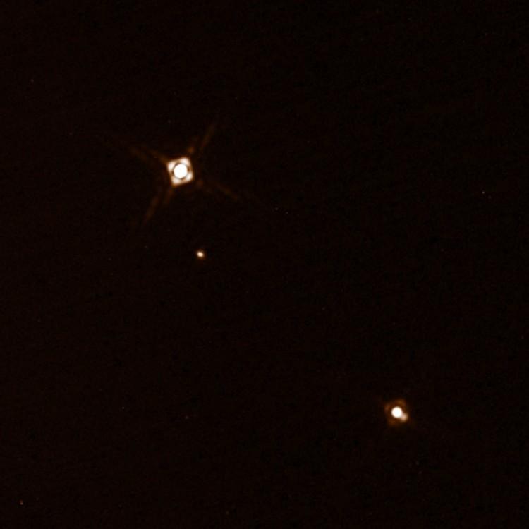 Índice 1 Desafio observacional 2 Técnicas observacionais 3 Quadro de descobertas 4 Exoplanetas exóticos 5 Atmosferas 6 Bibliografia 17 / 25 HD 131399 Ab: planeta com 3 sóis HD 131399 Ab, o