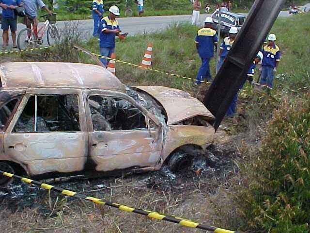 As imagens já fornecem as primeiras informações: o carro se incendiou, não sabemos se devido a queda de condutores