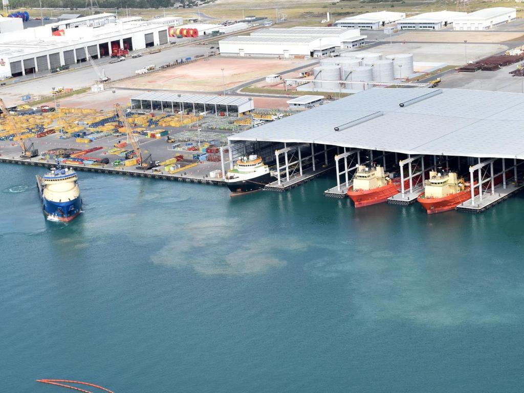 TERMINAL EDISON CHOUEST Maior base de apoio offshore do mundo instalada no Porto do Açu Com mais de 180 operações por mês, em