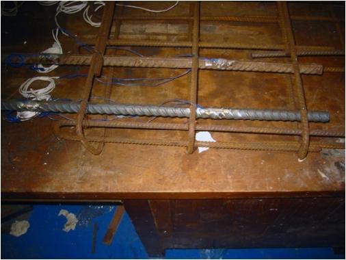 Instrumentação A instrumentação para aferiação do comportamento individual das partes que constituem os ensaios utilizada extensômetros elétricos, para a medição das deformações nas barras das