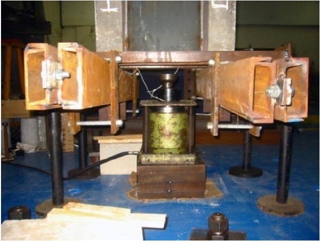 Um sistema de vigas metálicas foi criado para prender o ensaio na laje de reação, de forma que as barras de armadura fossem tracionadas pela aplicação de carga através de