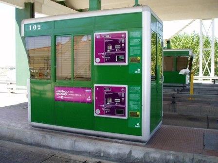 Para este efeito, foi desenvolvido pela Brisa um equipamento de pagamento automático E-Toll apoiado por um Centro de Operações de Portagens COP que assegura remotamente todo o apoio que o Utente