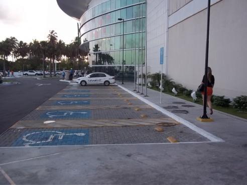 Seria interessante a colocação de rampas em cada vaga de estacionamento. Fig. 32, 33 e 34 Falta de acessibilidade e prioridade no estacionamento do shopping.