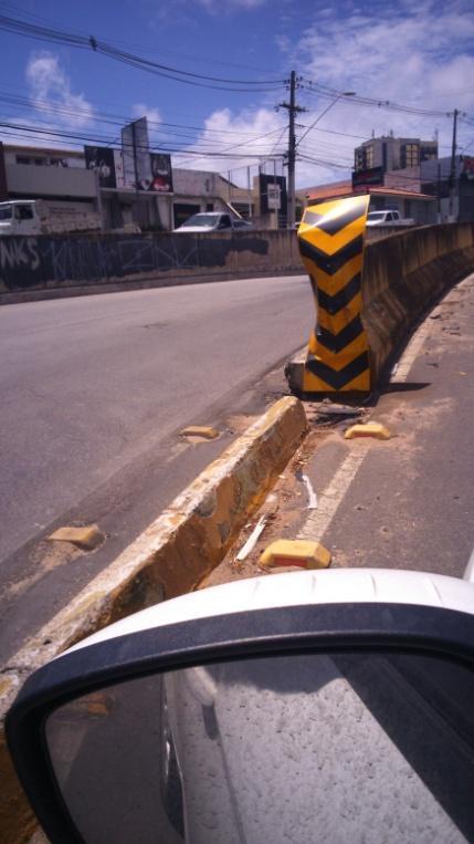 Fig. 01 Separação de fluxo de mesmo sentido sem aviso e sem sinalização adequada Ponto 2 Av. Leste Oeste A figura 02 mostra a colocação de prisma ( picolé de baiano ) no meio da ladeira da Av.