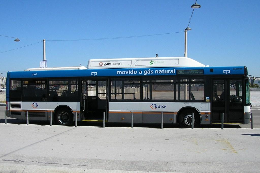 Em 1948, foi inaugurada a primeira linha de autocarros na cidade do Porto (ver figura), e logo no primeiro ano atingiu se uma média diária de 5.