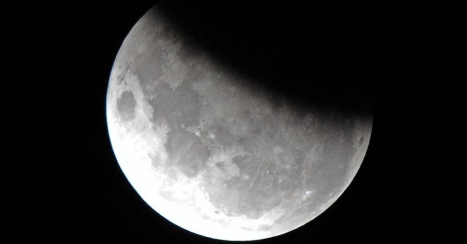 Motivação Figura: A Lua, 37% coberta pela sombra da Terra durante o primeiro eclipse lunar parcial do