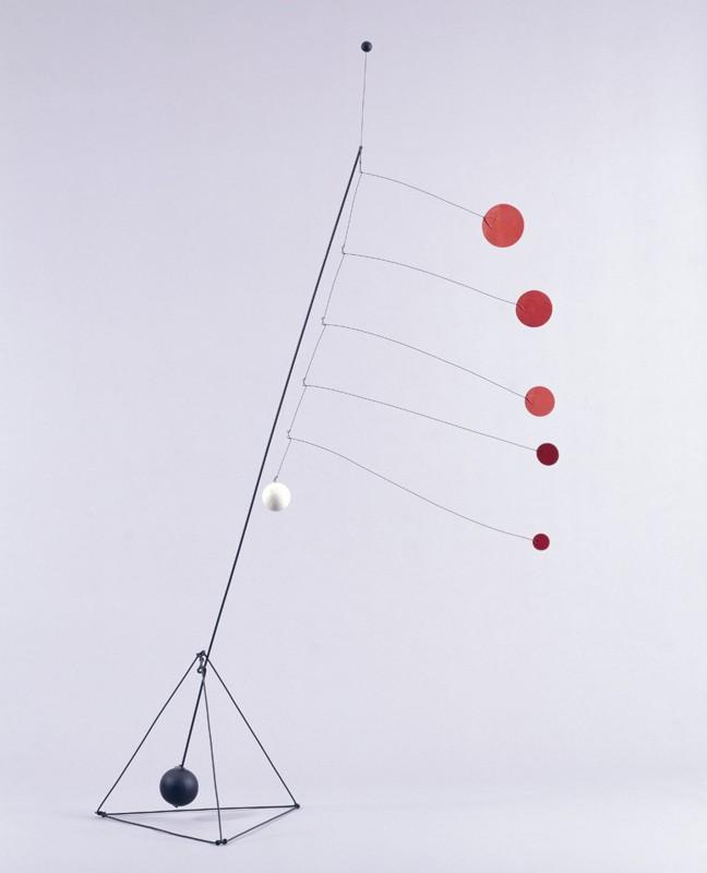 Os móbiles de Calder anteciparam a Arte Cinética, como categoria artística que toma o movimento como princípio de estruturação.