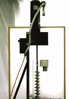 32 Figura 3.7 Moinho vertical em escala de laboratório utilizado para análise da movimentação da carga moedora (DUFFY, 1994) A Figura 3.