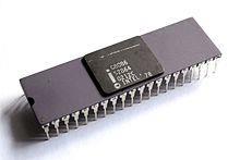 Evolução dos Microprocessadores Intel 8086 Desenvolvido em 1978 Novas instruções (X86), ainda presentes nos processadores Core i AMD Phenom II; Possuía um contador de programa de 16 bits; Capacidade