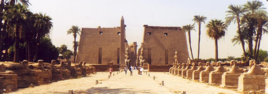 5º Dia - /3 (Terça-feira) Luxor / Esna / Edfu Após o café da manã, saída para visitar os templos de Luxor e Karnak.