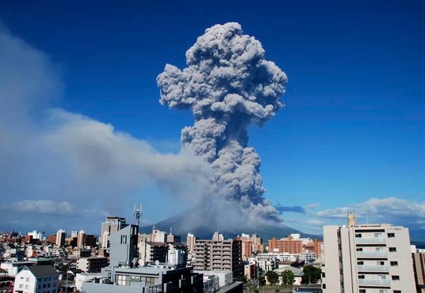 O Japão se localiza no Círculo de Fogo do Pacífico, em uma região de encontro das placas tectônicas :