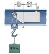 7) Três cabos estão unidos no anel de junção C. Determine as forças trativas nos cabos AC e BC causadas pelo peso do cilindro de 30 kg.