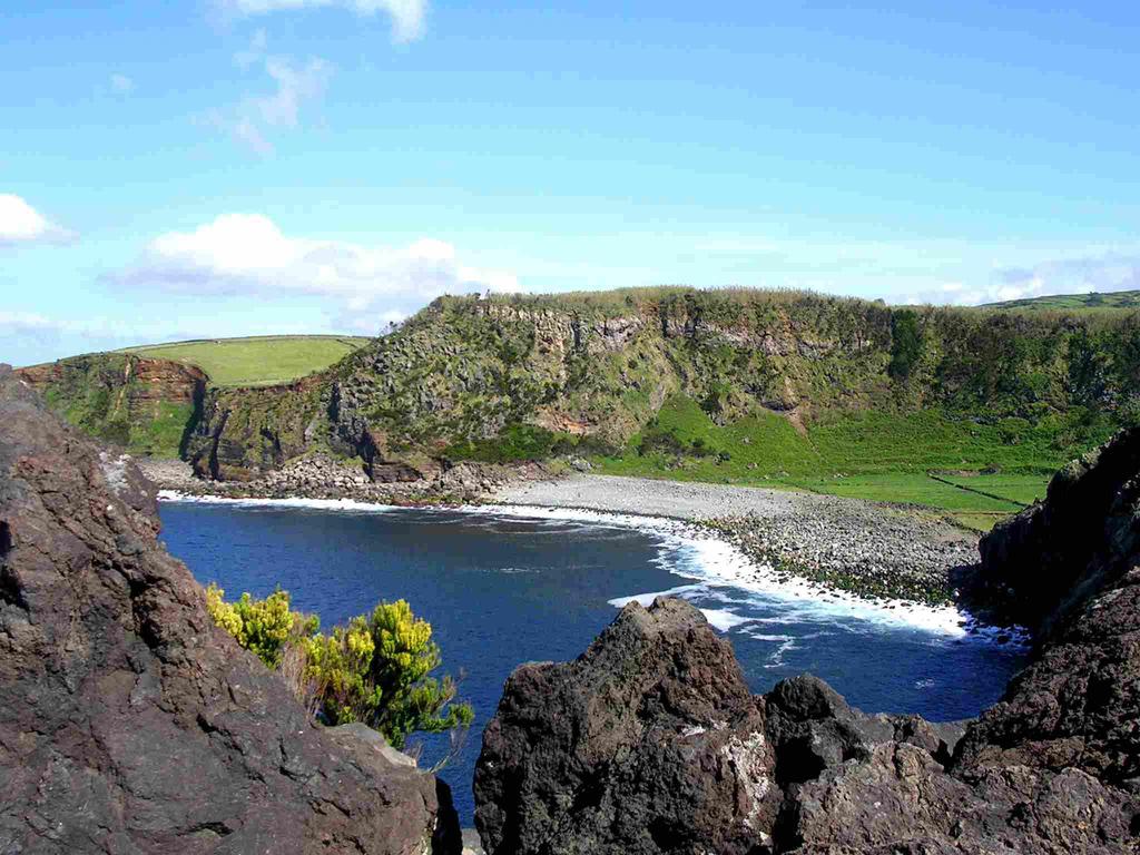 Circuito Açoriano 8 dias Bem no meio do Oceano Atlântico brilha intensamente o arquipélago dos Açores.