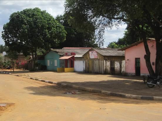 saída da cidade de Alto Alegre, além de ser elo de ligação entre as demais áreas de Alto Alegre, que inclui suas comunidades indígenas e demais áreas de assentamento.