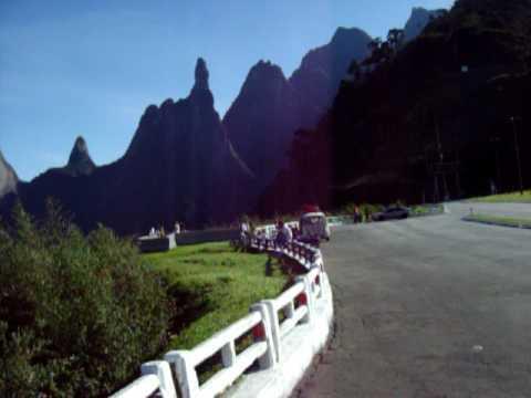 Figura 2: Vista geral do Dedo de Deus e demais picos da Serra dos Órgãos. Neste ponto se discute as duas litologias presentes na região.