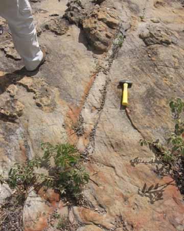 Carvalho, R. R. Origem e Proveniência da Sequência Siliciclástica Inferior... 37 Foto 23- Estrutura de mini-graben (centro da foto).