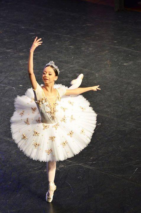 A bailarina Carolyne Galvão, aluna de dança do Itego em Artes Basileu França, está classificada para o Prix de Lausanne (Suíça), um dos maiores festivais do mundo para jovens estudantes de dança.
