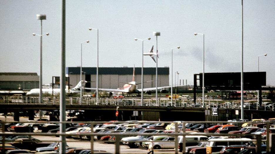 Acidente aéreo DC-10 A aeronave do voo 191, em 1979, caiu em Chicago logo após a decolagem, depois de ter um de seus motores desprendidos da fuselagem, deixando 273 mortos.