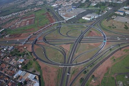 Contorno de Florianópolis (Autopista Litoral Sul) Em 2014, a Concessionária também concluiu a construção de 44,3 quilômetros de ruas laterais, 6 passarelas, 28,7 quilômetros de novas terceiras faixas