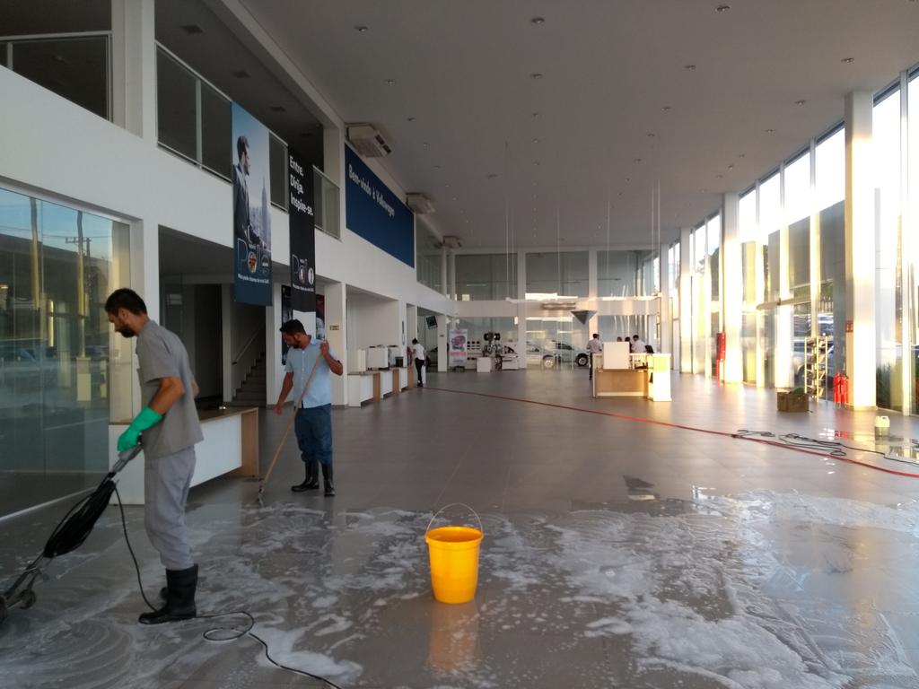 LIMPEZA DE PISO COMASA ASSIS No dia 01/03, foi realizada uma limpeza de piso pelos funcionários Nailton e Paulo, no nosso novo