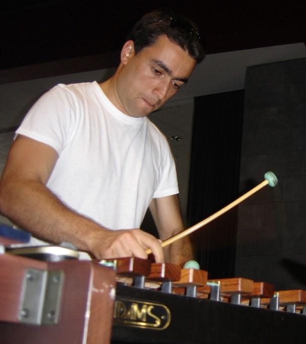 PEDRO MARTINS Nasceu em 1980, sendo natural de Palmela. Iniciou os seus estudos musicais na Sociedade Filarmónica Humanitária de Palmela, como executante de Percussão.