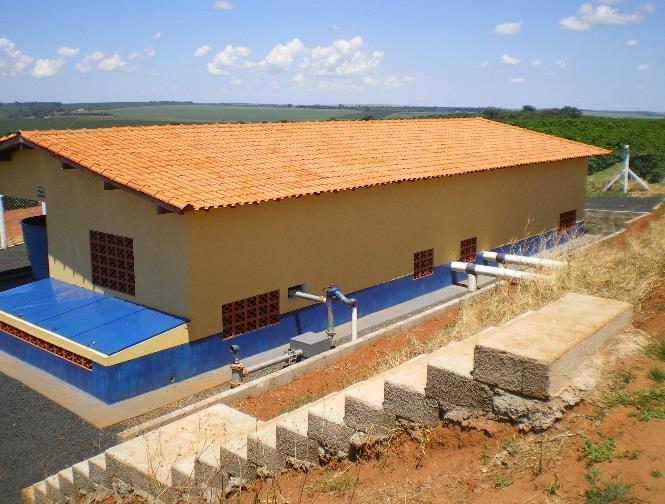 Figura 5 Sistema de irrigação por gotejamento na região de Pedregulho, SP. Figura 6 Sistema de irrigação por gotejamento na região de Presidente Olegário, MG.