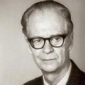 Teoria Behaviorista de Skinner Burrhus Frederic Skinner (1904 1990) Estudou inicialmente Biologia, mas ao longo de seus estudos conheceu os trabalhos de Pavlov e Watson e foi por eles