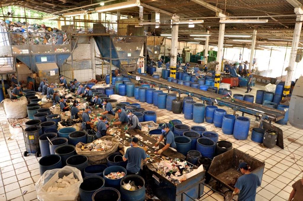 Reciclagem de resíduos em Curitiba Apenas 5,7% dos resíduos coletados são destinados para a reciclagem, e destes somente 57,32% são realmente reaproveitados (pesquisa feita pela UTFPR em 2016)