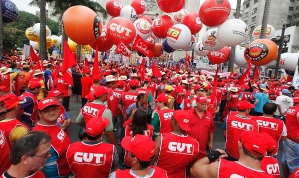 Dia 16: centrais vão às ruas em defesa do emprego e direitos CUT e demais organizações sindicais promoverão um Dia Nacional de Mobilziação para barrar retrocessos em conquistas trabalhistas e sociais