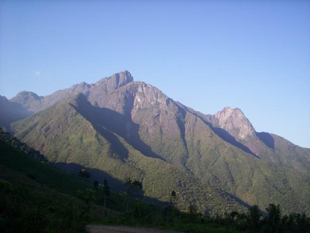 Uma montanha é ~1000 vezes maior do que uma pessoa Vista lateral