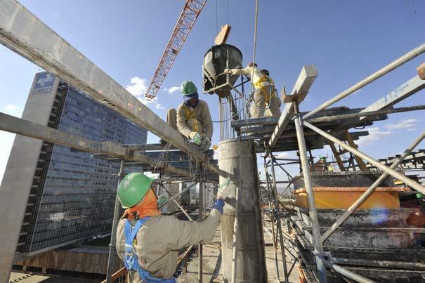 Emprego Formal na Indústria da Construção Civil Saldo de Empregos acumulados até maio de foi de 82.448 novos postos de trabalho, resultado menor 43,7% em relação a 2013 e 61,7% sobre.