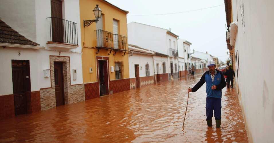 morreram e centenas foram retiradas de suas casas depois que inundações causadas por chuvas torrenciais atingiram as regiões de Andalucia e Murcia,